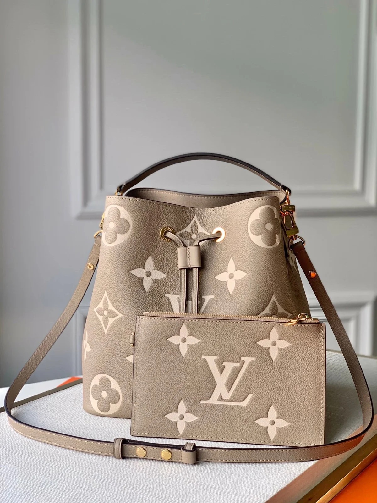 1V M45555 NEONOE 26.0*26.0*17.5cm