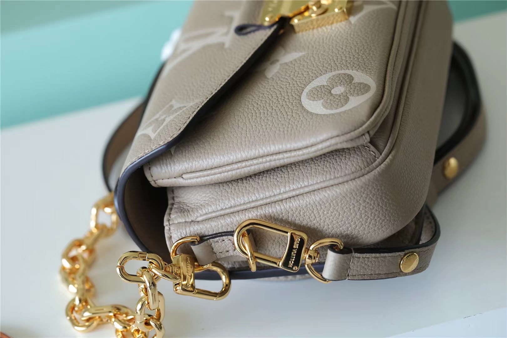 1V Pochette Metis East West 2023070101