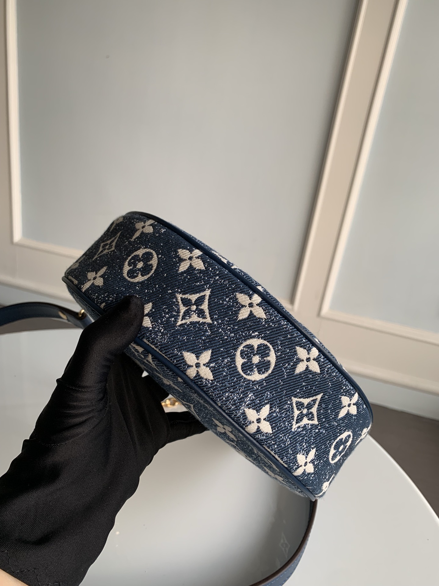 LV M81166 Loop bag 23*13*6cm