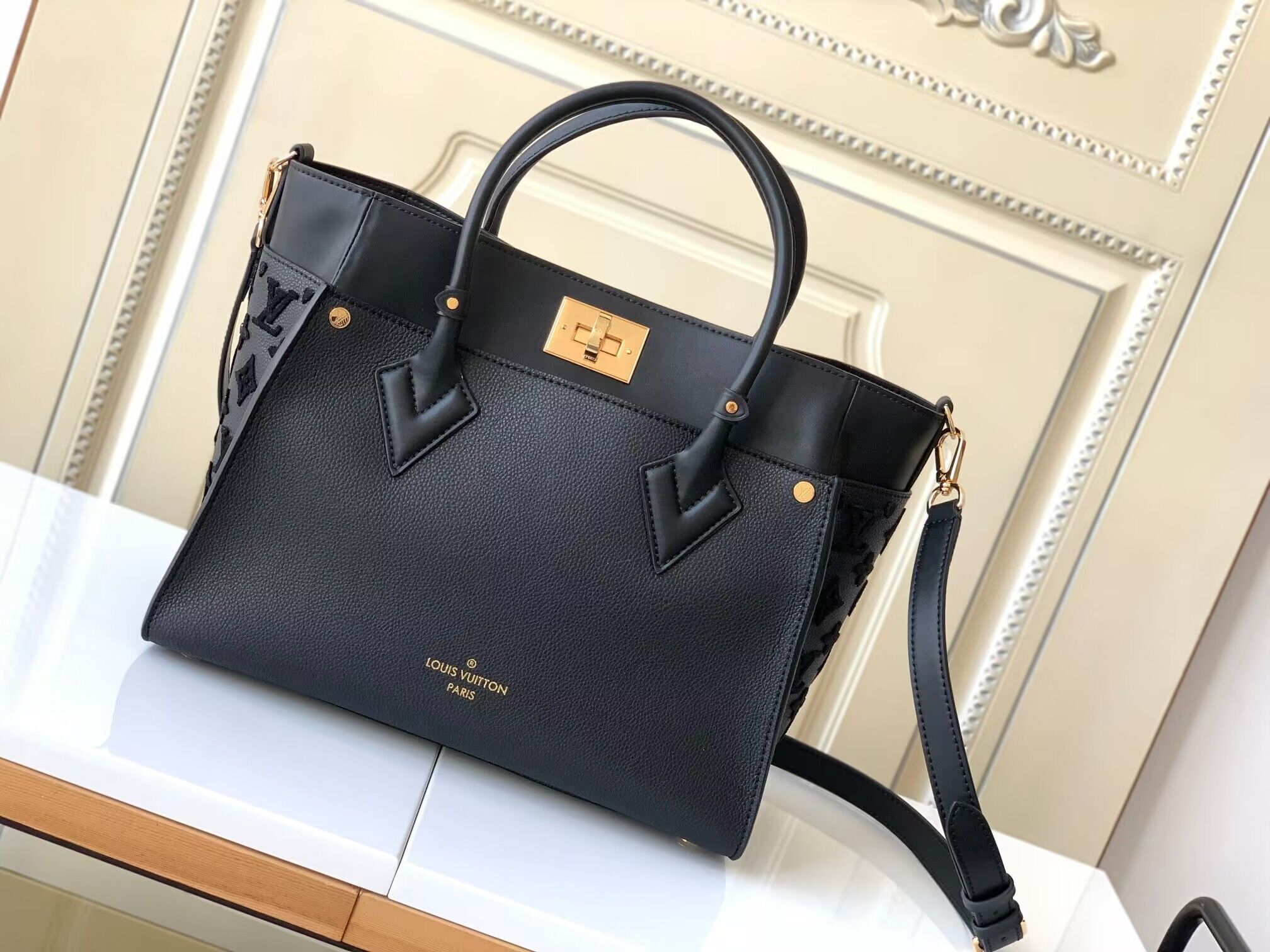lv l**is V*t*n on my side mm 30.5 x 24.5 x 14 cm