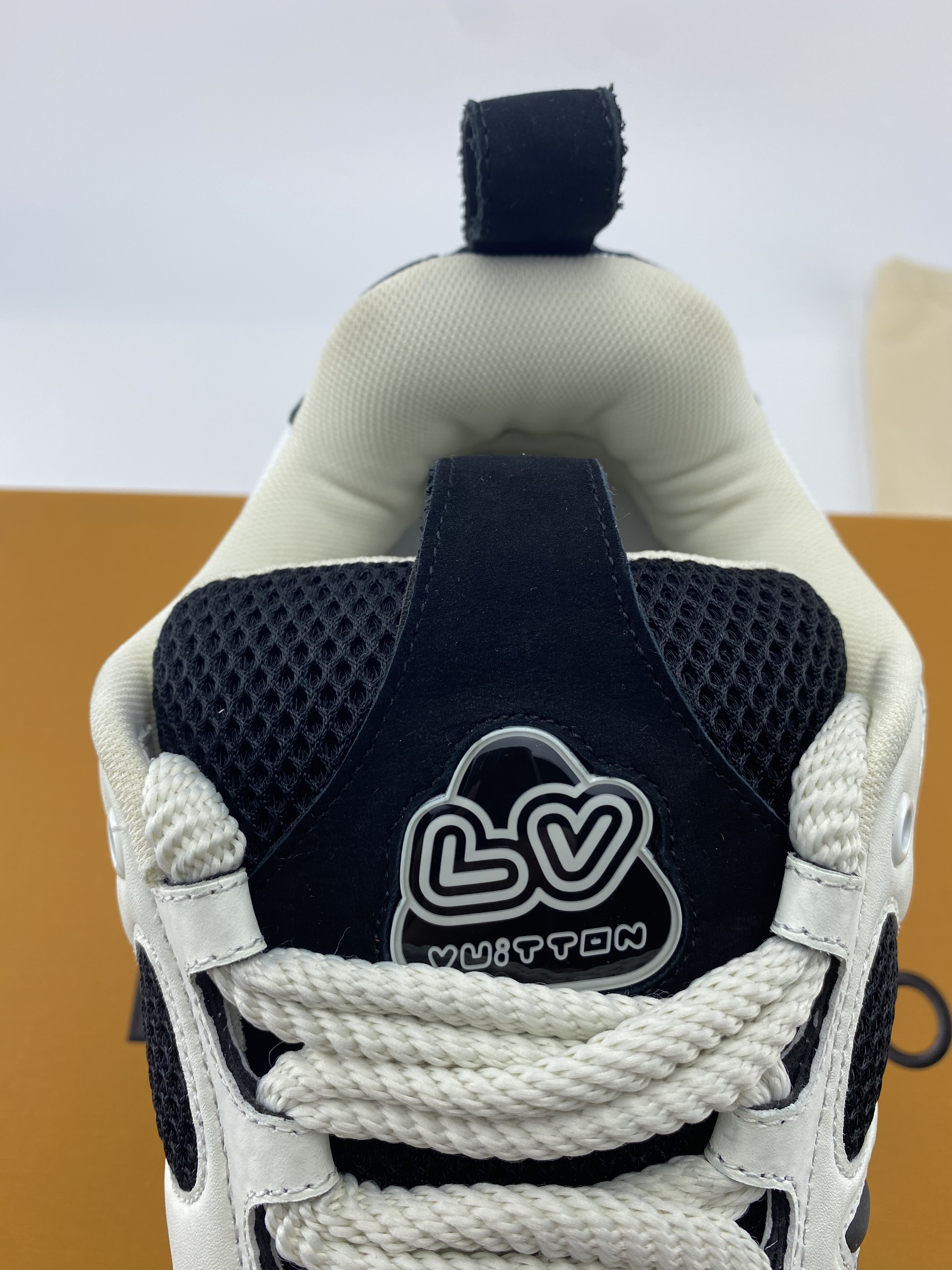LV sneaker 2023113001