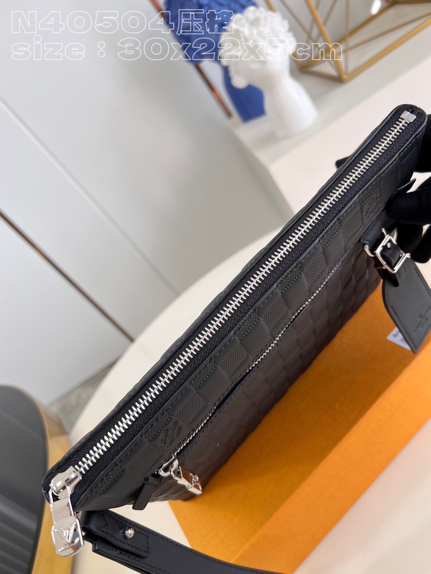 LV Takeoff Pouch N40504 30x22x5CM 2023120407