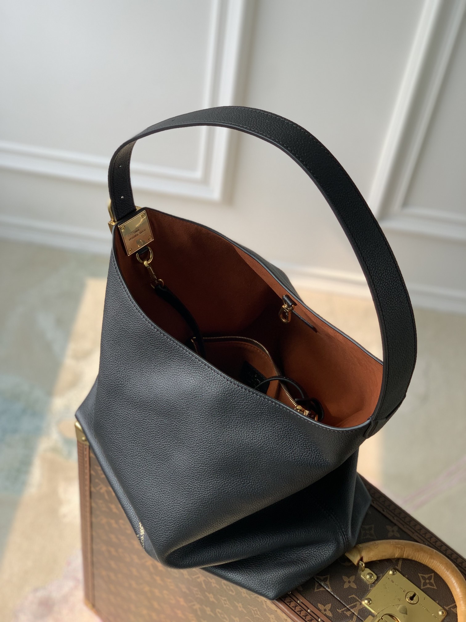 LV Low Key Hobo MM M24856 31x35x18CM