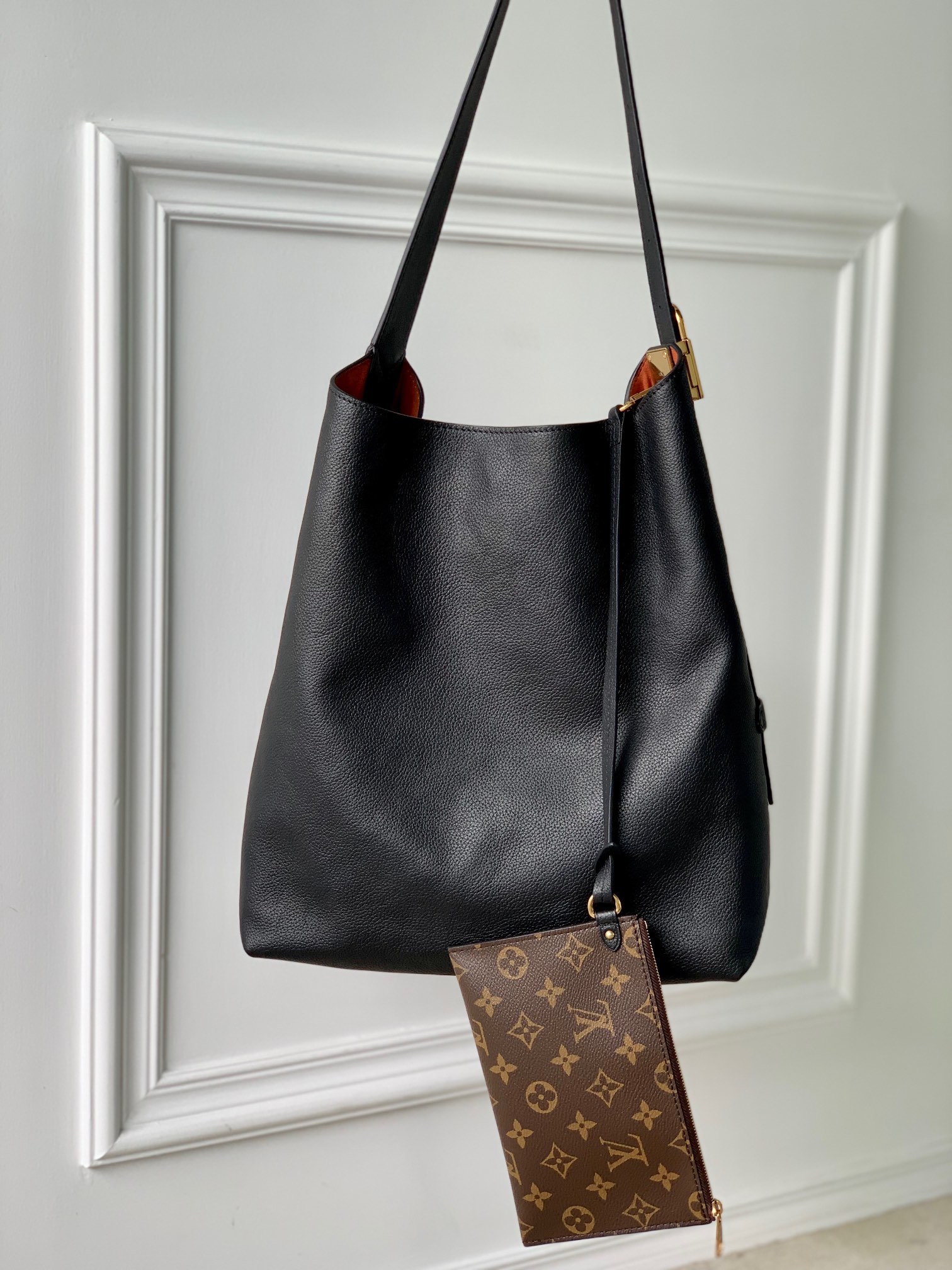 LV Low Key Hobo MM M24856 31x35x18CM