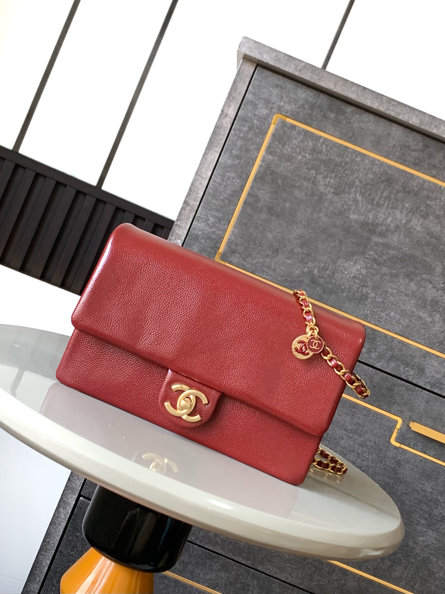 Ch*el small grained shiny calfskin & gold-tone metal flap bag 22cm 2024120601