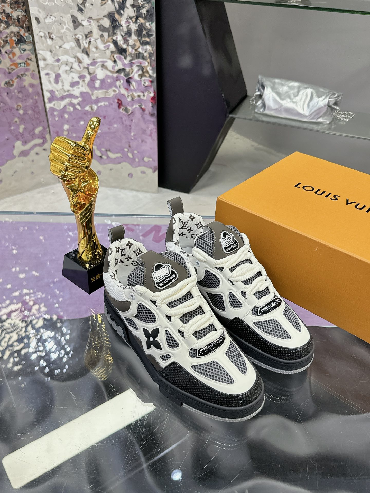 LV sneaker 2025010402