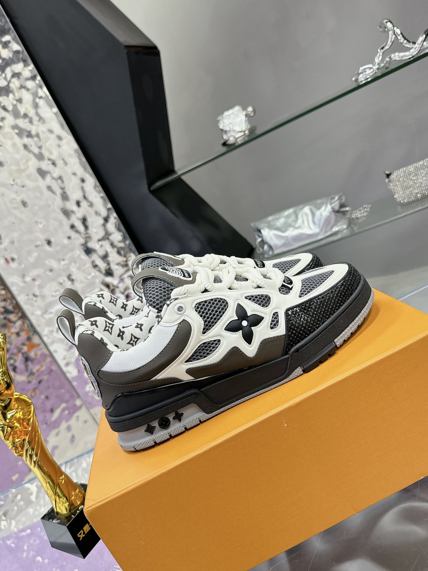 LV sneaker 2025010402